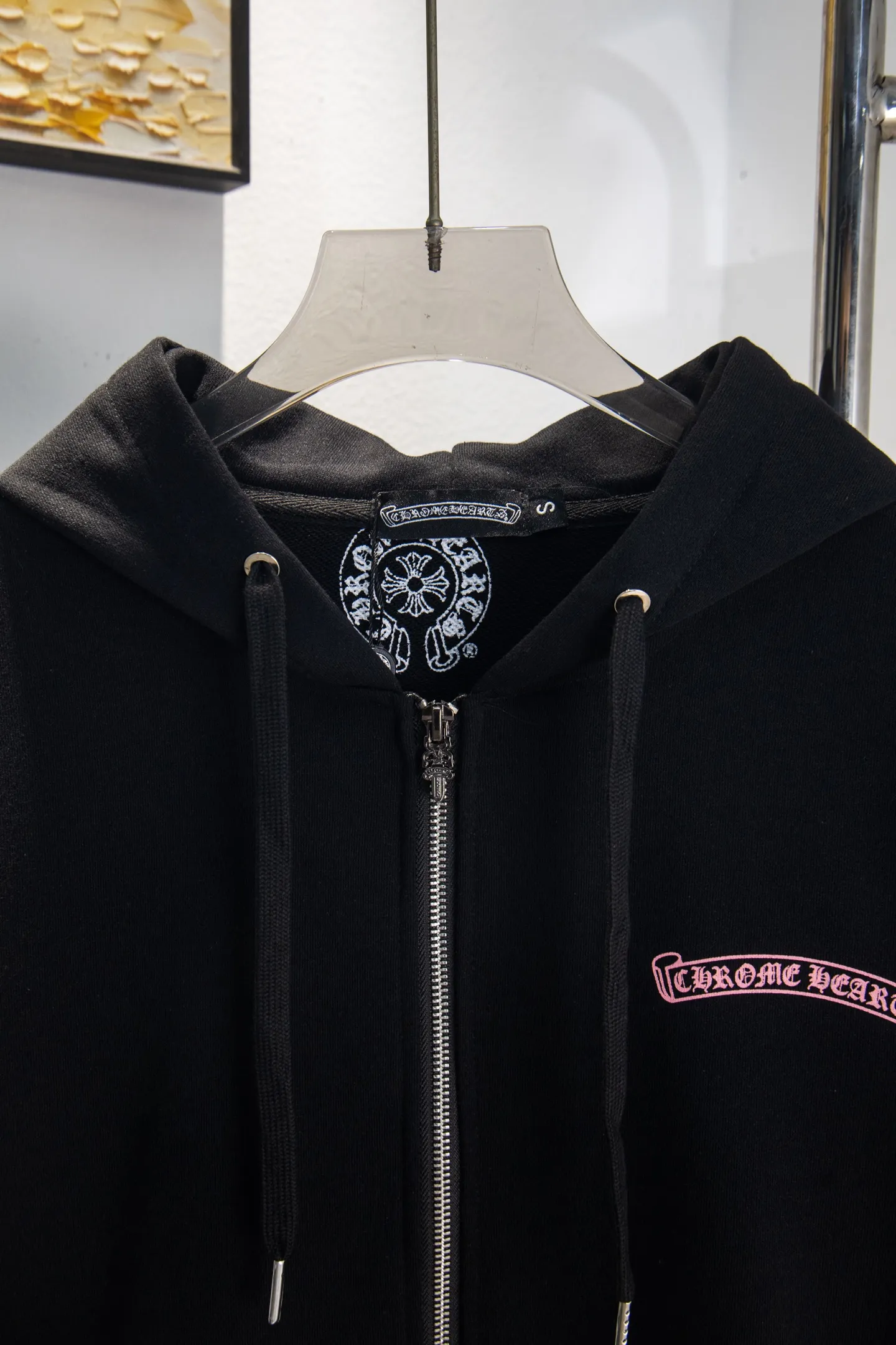 P280 Style number: Y265 Chrome Hearts Deadly Doll co-branded comic girl zipper long-sleeved hooded sweatshirt jacket. Heavy production. Scan the QR code to enter the official website in seconds. All customized originals are the same. Many details. What you see is what you get. Look for the exclusive background. Zhengerbajing 500g pure cotton large terry fabric. All fabrics have been shrunk in advance. Quality first. What you see is what you get. The pattern will not change after one wash. Distinguish some disposable clothes in the market. Three standards The packaging is complete, all original versions are restored and customized, the same style for men and women is versatile, a more classic version, the version is very unique, hangtag, hanging particles, washed, packaging bag, full set of accessories, very good appearance, super exquisite workmanship, color: black, size: S-XL